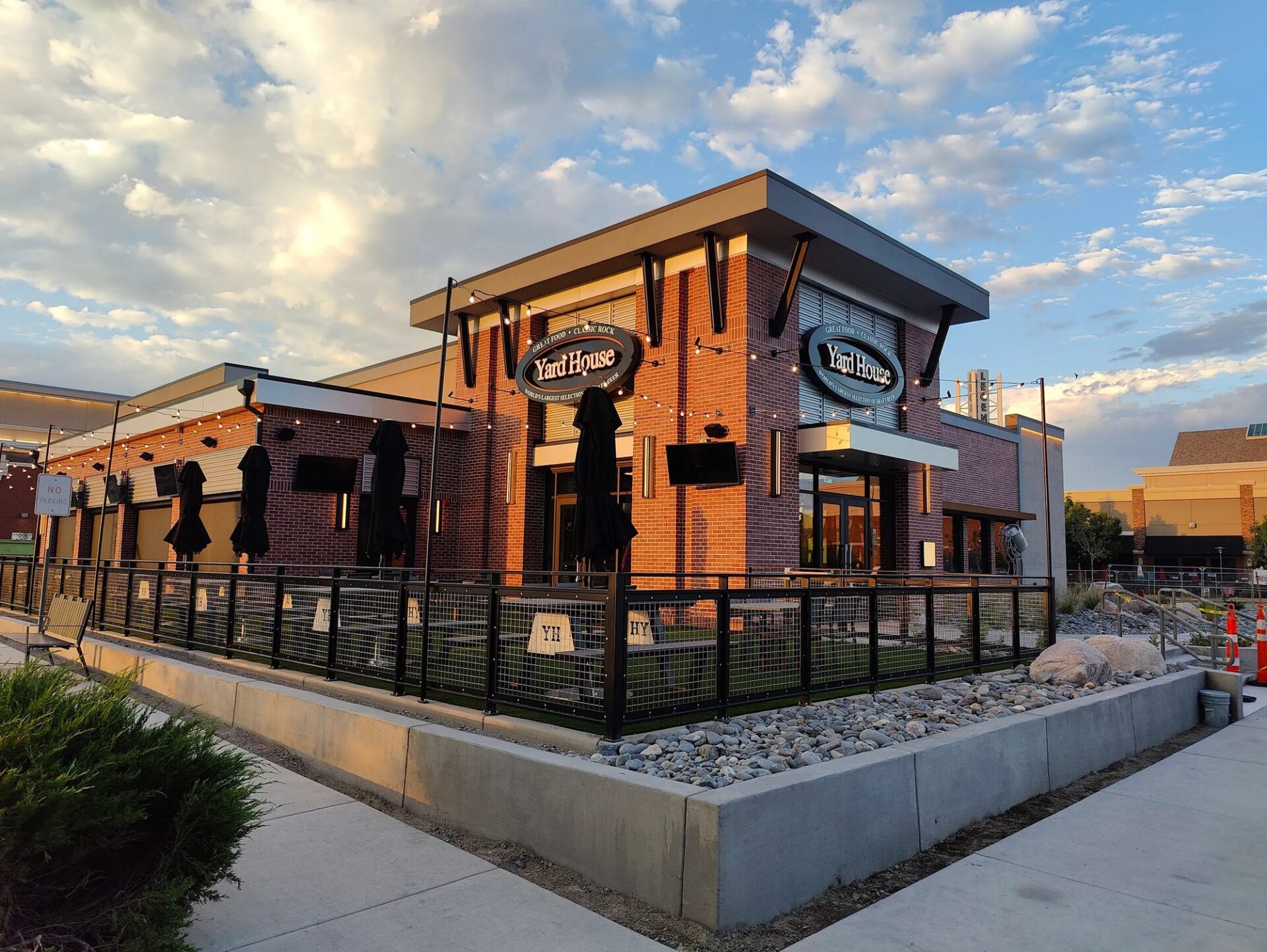 Yard House restaurant exterior